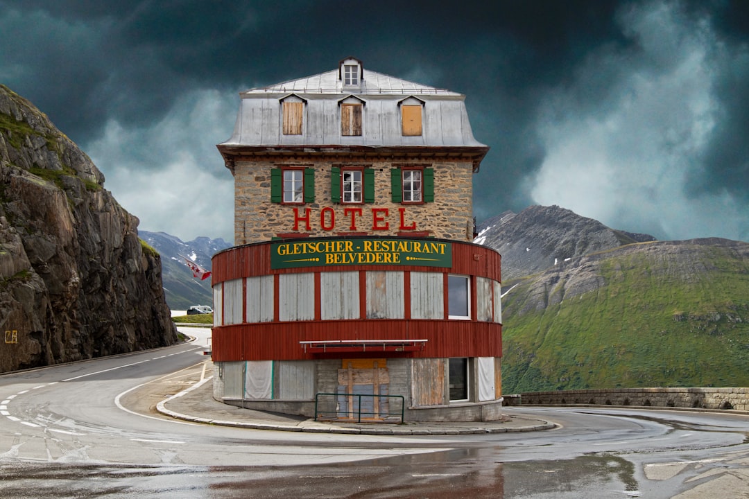 Bâtiment abandonné dans un environnement de montagne, illustration urbex