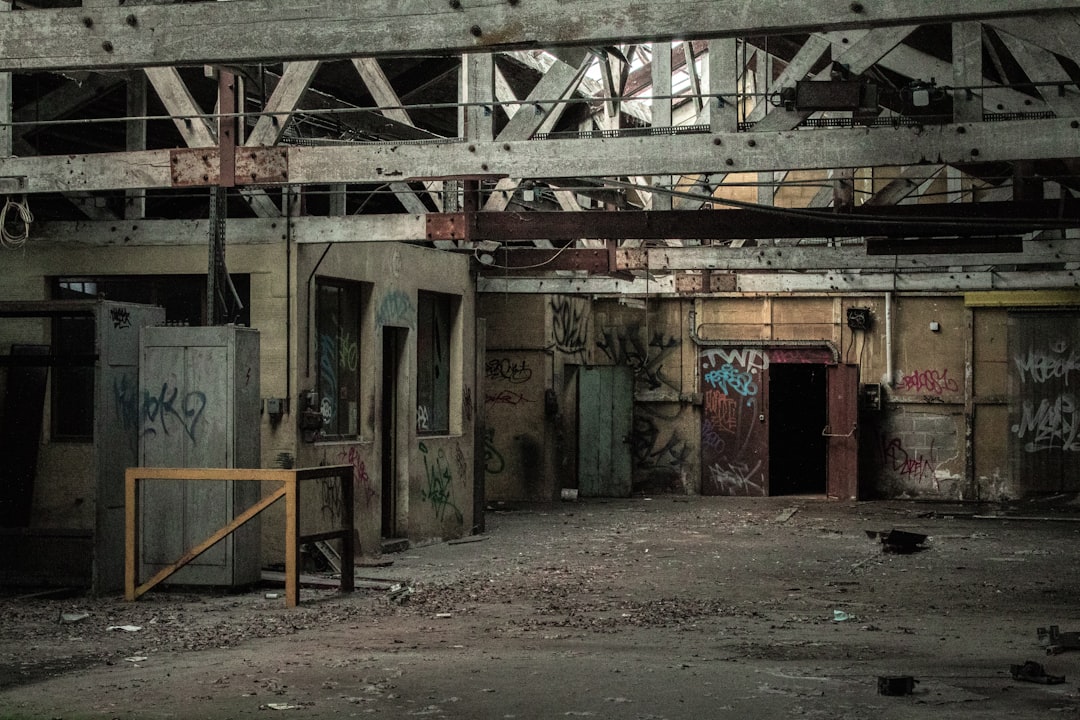 Intérieur d'un bâtiment abandonné, illustration d'une exploration urbex