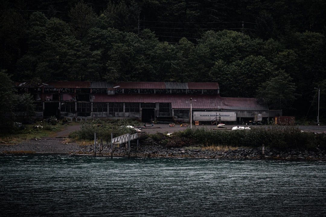 Bâtiment abandonné au bord de l'eau pour illustrer une exploration urbex