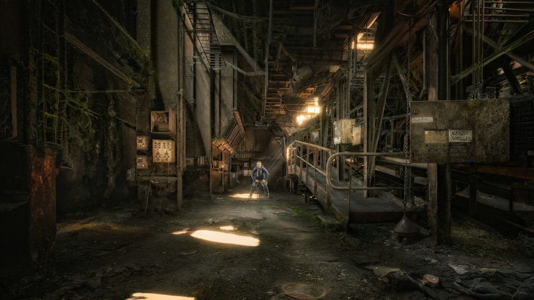Intérieur d'une ancienne usine abandonnée pour illustrer l'exploration urbex